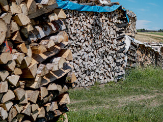 Kaminholz in Reihen - geschichtet