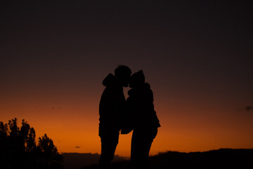 silueta de pareja dándose un beso al atardecer. Concepto de personas y amor.