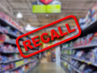 Blurry interior of a grocery store aisle behind large red Recall text - obrazy, fototapety, plakaty