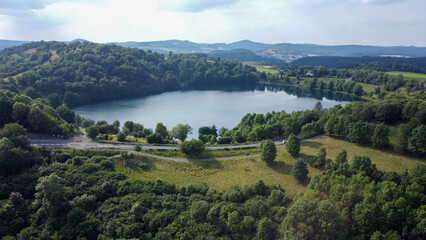 Eifel, Jezioro w kraterze, krajobraz , piękno, turystuka zwiedzanie, Niemcy. - obrazy, fototapety, plakaty