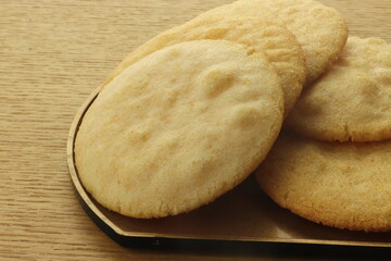 金塗り半月菓子皿に盛られたせんべい