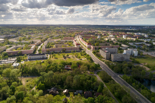 Luftaufnahme einer Stadt im Gruenen, Eisenhuettenstadt, Brandenburg, Deutschland, Europa