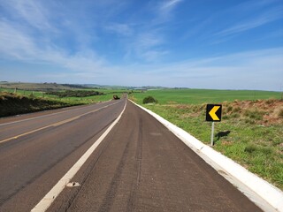estrada sinalizada para o agronegócio