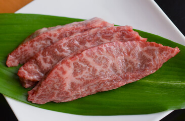 バランに載せた和牛肉、スライスした牛肉のロース肉