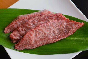 バランに載せた和牛肉、スライスした牛肉の肩ロース肉