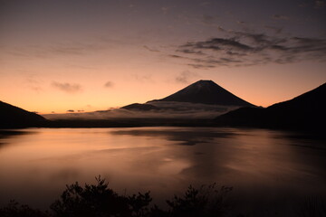 本栖湖から夜明け前の富士山