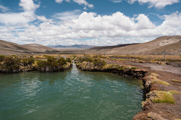 Lago azul y montañas de Arequipa Peru