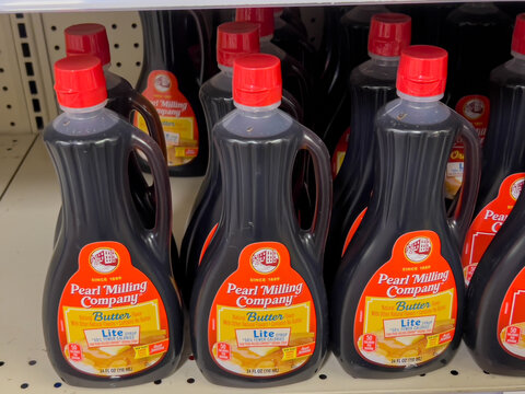 Pearland, TX, USA - March 11, 2022: Pearl Milling Company Lite Syrup Natural Butter Flavor 24 Fl Oz Bottles On The Shelf In A Supermarket.