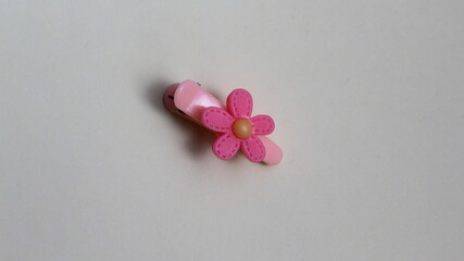 Accesorio miniatura con figura de flor rosa