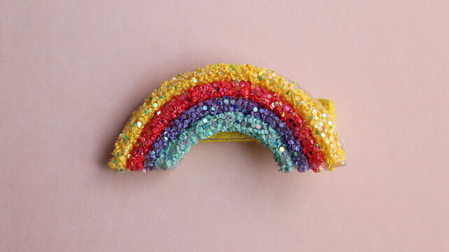 Accesorio infantil con figura de arcoiris