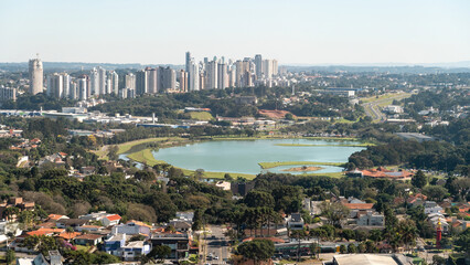 Parque Barigui, em Curitiba, capotal do estado do Paraná, Sul do Brasil, visto do alto da Torre Panorâmica. - obrazy, fototapety, plakaty