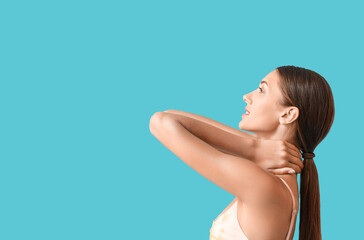 Obraz premium Young tanned woman on blue background