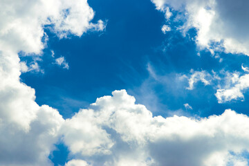 晴れた日の清々しい青空。気持ちのいい白い雲と入道雲は夏の変わりやすい天候。