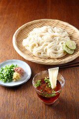 薬味を入れた麺つゆから箸上げしている素麺