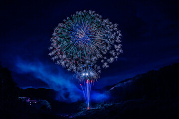 奈良県の田舎の山中に打ちあがる花火。
