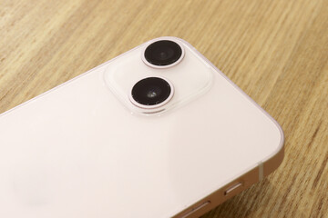 デスクの上のスマートフォン