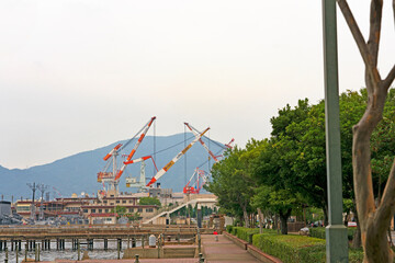 海辺に沢山あるクレーン