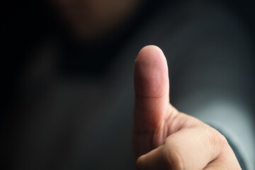 Obraz premium Closeup of thumbs up symbol