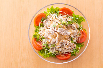 胡麻ダレを掛けた豚肉の冷シャブ