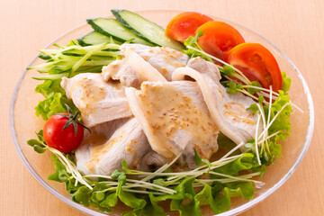 胡麻ダレを掛けた豚肉の冷シャブ