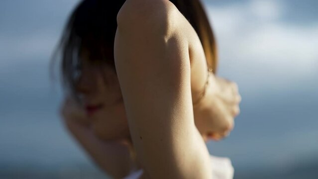 夕暮れの海を散策する女性