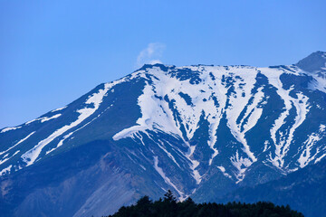 日本の御嶽山では噴火が終わった後も噴煙が上がっています
Mt. Ontake in Japan still emits smoke after eruption