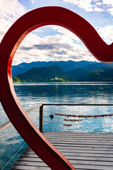 Słowenia jezioro Bled i kościół na wyspie latem. Zdjęcie zrobione przez czerwone serce - obrazy, fototapety, plakaty