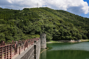 Fototapeta premium 河内貯水池と堰堤の風景 北九州市八幡東区