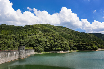 Fototapeta premium 河内貯水池と堰堤の風景 北九州市八幡東区