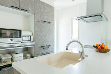 シンプルモダンなキッチンのインテリア（IH）
