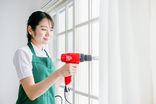 DIYするエプロン姿の日本人女性（リフォーム・リノベーション）

