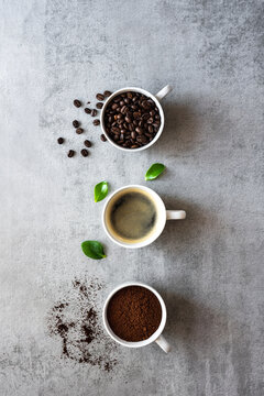 Kaffee Variationen in drei weißen Tassen auf eine grauen Beton Hintergrund. Draufsicht, Frühstück.