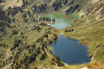 Lac Vert et Lac Bleu sous le pic du Tarbésou dans les Pyrénées ariègeoises