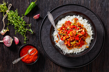 Hoppin John with rice in black bowl, top view