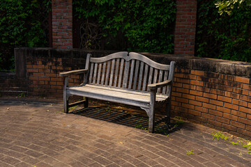 公園に置かれた茶色のベンチ	