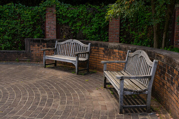 公園に置かれた茶色のベンチ	