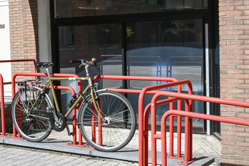 Fototapeta na wymiar Transport velo cadenas attaché vol bicyclette ecologie