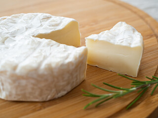 カッティングボードの上の切り分けたカマンベールチーズ
