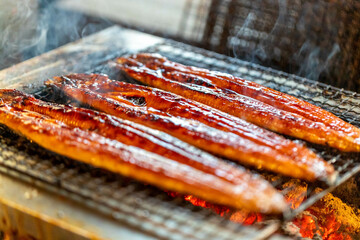 和食レストランの炭火で香ばしく焼き上げられる、特製タレをたっぷり塗ったシズル感あふれるうなぎの蒲焼き