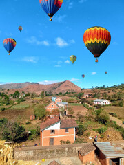 Fototapeta na wymiar village de campagne avec montgolfière