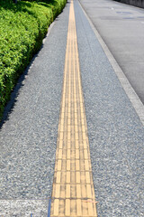 歩道の黄色のライン