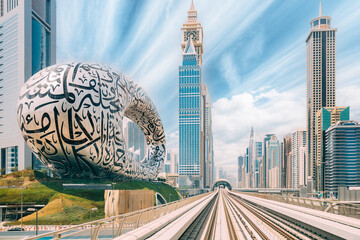 Chemin de fer de métro parmi les gratte-ciel de verre à Dubaï. Circulation dans la rue à Dubaï. Musée du Futur à Dubaï. Horizon du paysage urbain. Contexte urbain.