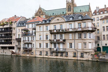 au bord du rhin, les pieds dans l'eau