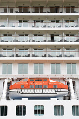 balcons et embarcation de sauvetage sur un bateau de croisière