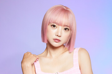 Fototapeta premium 髪の毛がピンク色の若い女性のビューティーポートレート