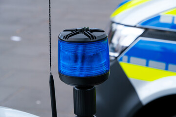 Blaulicht Polizei, im Hintergrund ein Streifenwagen / Fahrzeug