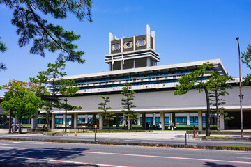 奈良公園前の奈良県庁