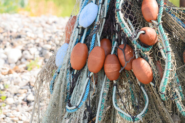 Fischernetze mit Schwimmern hängen zum Trocknen