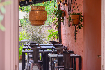 Blick in den Außenbereich eines gemütlichen, kleinen Restaurants