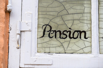 altes, verwittertes Schild Pension